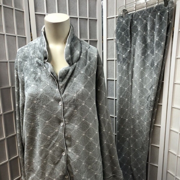 BearPaw Other - BearPaw, Woman pajamas set,Grey,Sz L, Long sleeve blouse, pants, fleece fabric.!